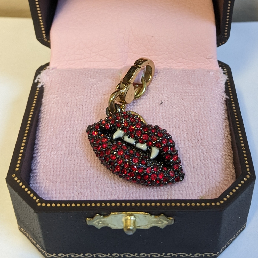 JUICY COUTURE Limited Edition 2010 VAMPIRE LIPS CHARM "Bite my Couture Halloween